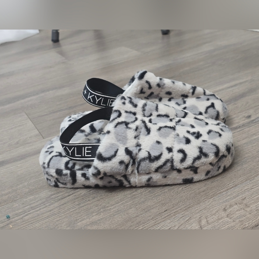 Kendall + Kylie Animal Print Faux Fur Slippers Loungwear Comfy Cozy Lightweight
